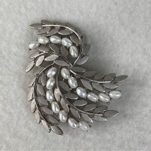 Vintage Trifari Silver Tone Pearl Brooch Pin